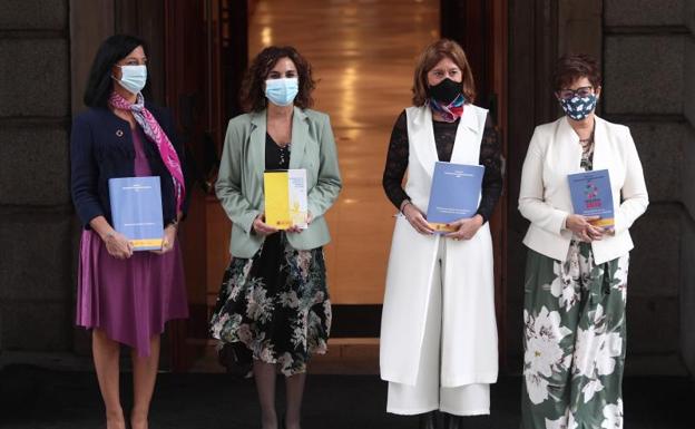 La ministra de Hacienda, María Jesús Montero, posa con tres secretarias de Estado en la presentación de los Presupuestos en el Congreso 