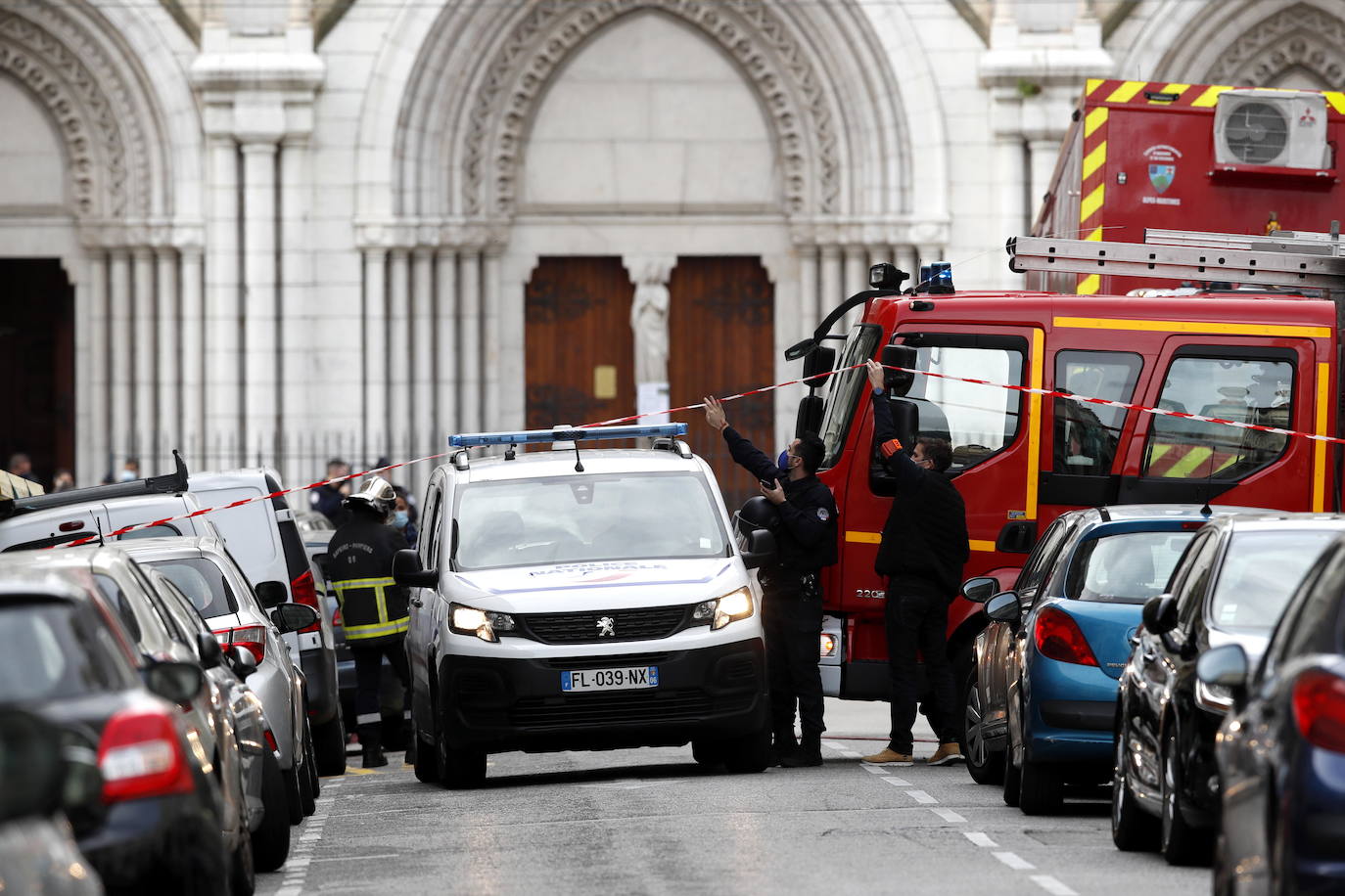 Tres personas murieron, al menos una de ellas degollada, este jueves en un ataque con cuchillo en una iglesia en pleno corazón de Niza, en el sureste de Francia, sacudida nuevamente tras la decapitación de un profesor a manos de un islamista hace dos semanas.