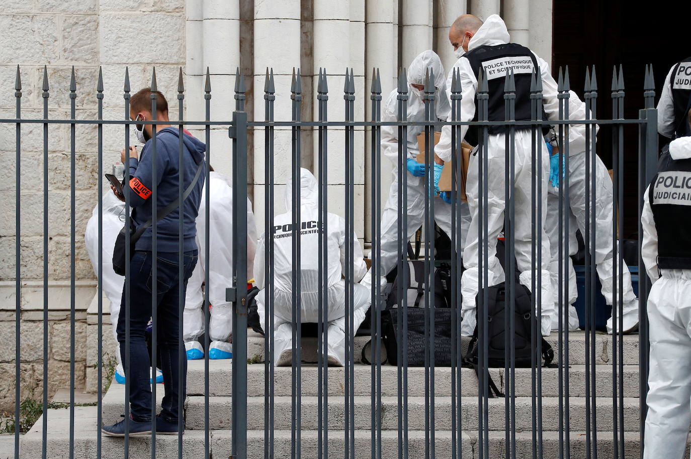 Tres personas murieron, al menos una de ellas degollada, este jueves en un ataque con cuchillo en una iglesia en pleno corazón de Niza, en el sureste de Francia, sacudida nuevamente tras la decapitación de un profesor a manos de un islamista hace dos semanas.