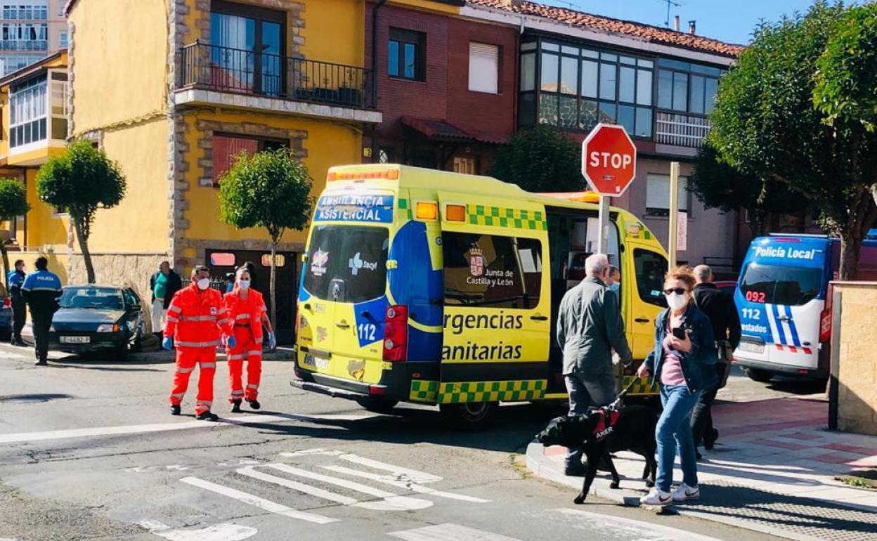 Llegada de los servicios de Sacyl al lugar del accidente. 