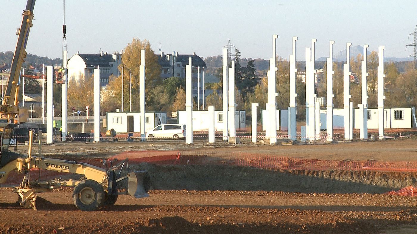 El nuevo centro comercial 'Reino de León', de la mano de la promotora Bogaris, ha comenzado a mostrar esta semana los pilares que servirán para dar cobertura estructural al futuro complejo. Tras una inversión superior a los diez millones de euros abrirá sus puertas en primavera del 2021