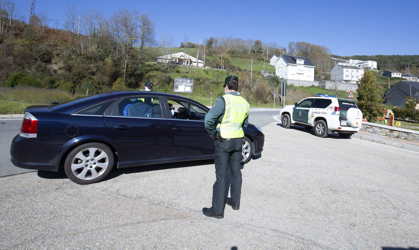 Control de la Guardia Civil en la localidad gallega de Piedrafita do Cebreiro (Lugo), limítrofe con la provincia de León, durante el cierre perimetral de la comunidad. 