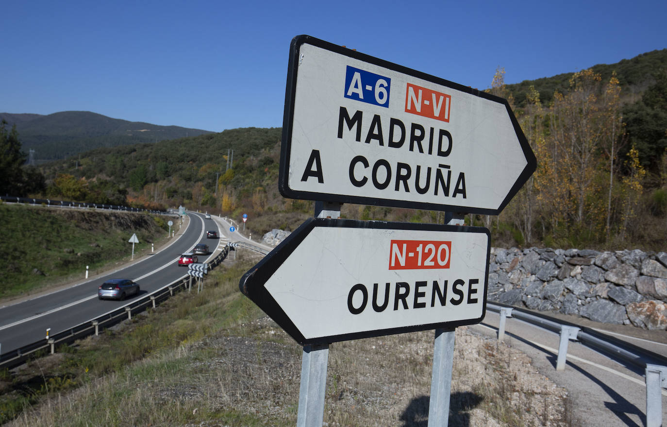 Control de la Guardia Civil en la localidad gallega de Piedrafita do Cebreiro (Lugo), limítrofe con la provincia de León, durante el cierre perimetral de la comunidad. 