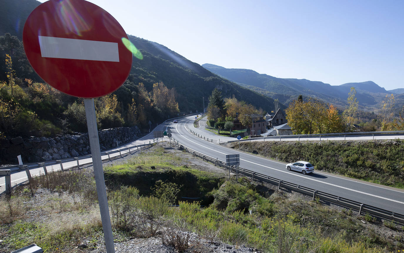 Control de la Guardia Civil en la localidad gallega de Piedrafita do Cebreiro (Lugo), limítrofe con la provincia de León, durante el cierre perimetral de la comunidad. 