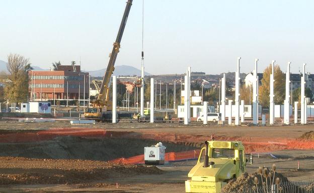 Galería. Imagen de los pilares sobre los que se levanta el centro comercial 'Reino de León'. 