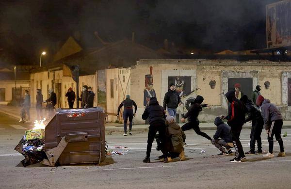 Fotos: La concentración contra las medidas anticovid acaba en batalla campal en Gamonal