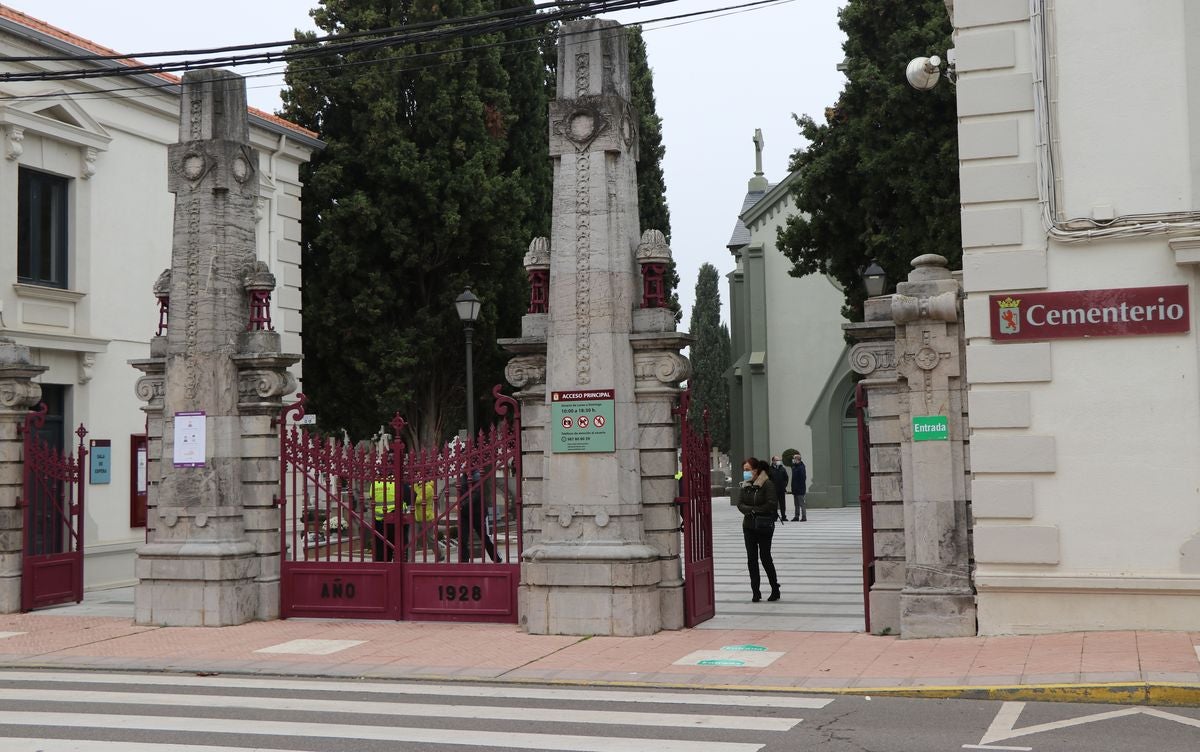 Fotos: Víspera de Todos los Santos en el cementerio de León