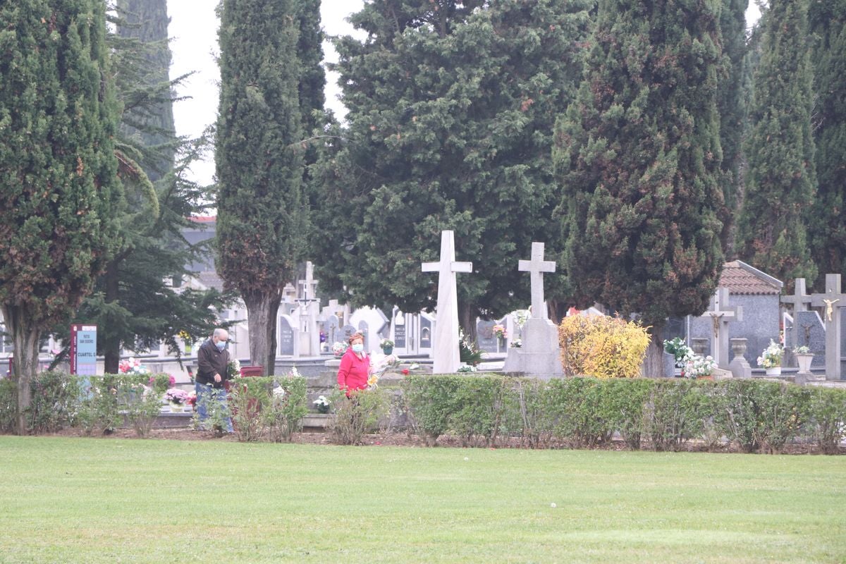 Fotos: Víspera de Todos los Santos en el cementerio de León