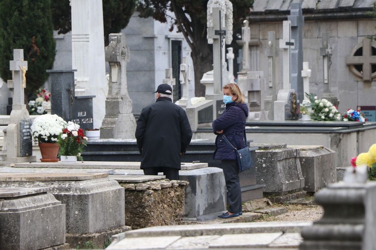 Fotos: Víspera de Todos los Santos en el cementerio de León