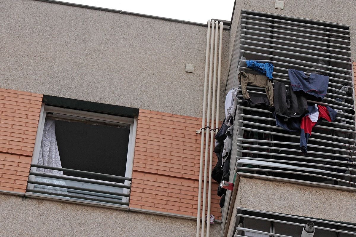 Los bomberos de León intervienen en un fuego declarado en una vivienda en el barrio de Eras de Renueva este sábado.