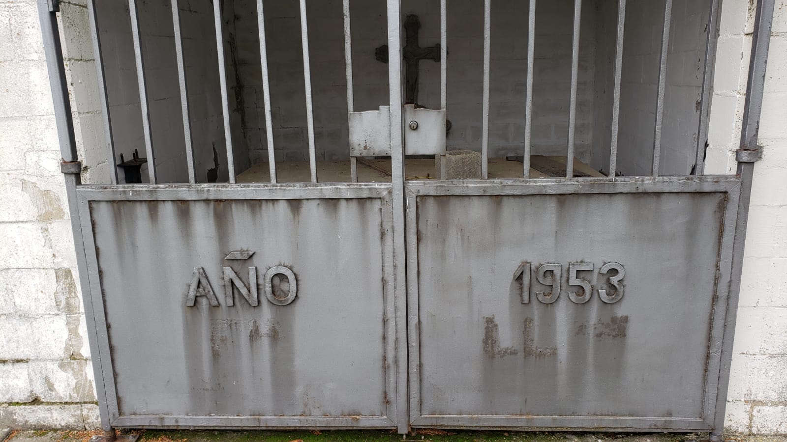 Fotos: Distancia y aforo reducido en los cementerios de la provincia