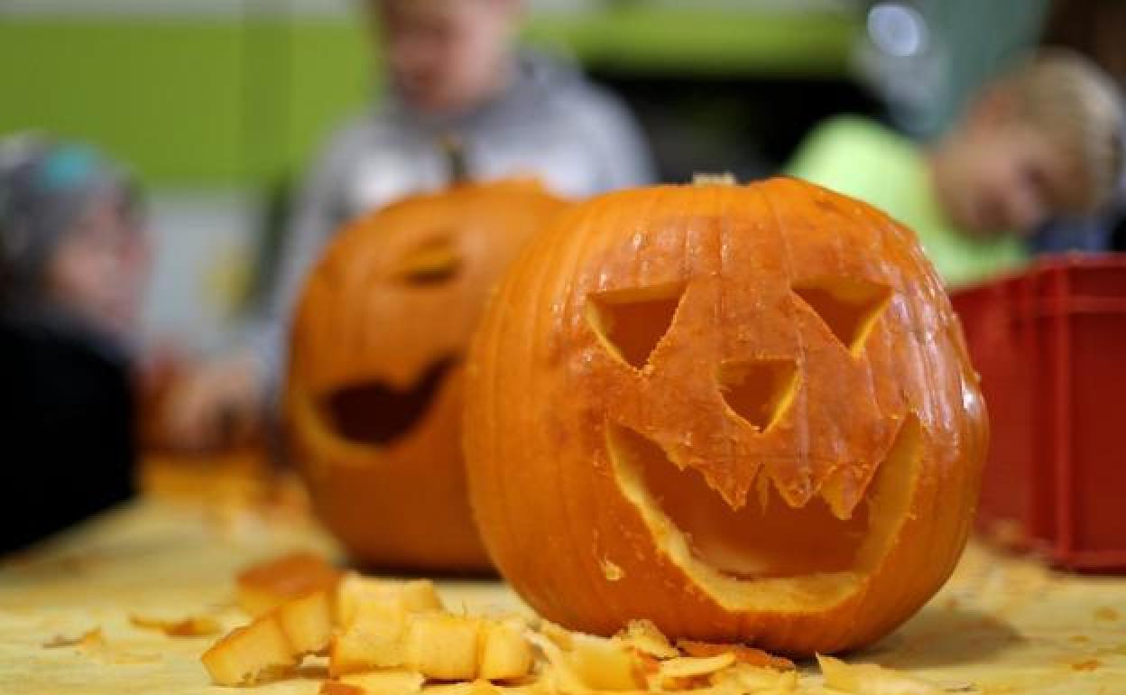 Dos calabazas decoradas para halloween