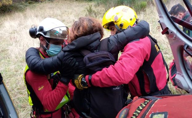 Rescatan y evacúan a hombros a una mujer lesionada de un tobillo realizando la ruta del Hayedo de Busmayor