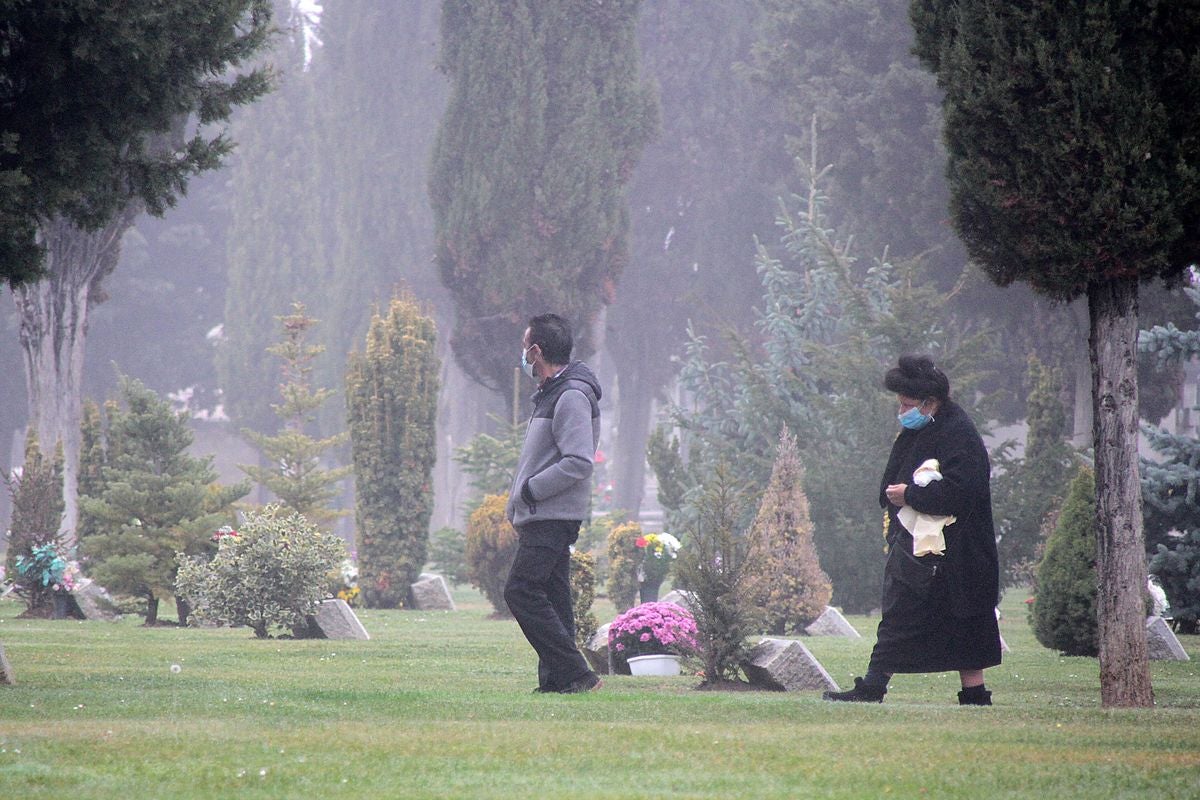 Los leoneses se han acercado hasta el cementerio de Puente Castro en este Día de Todos los Santos