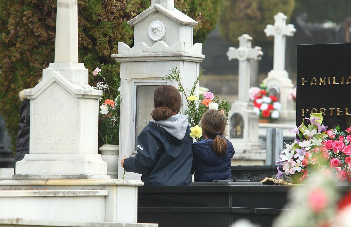 El Cementerio Municipal de Ponferrada ha recibido la visita de todos los vecinos que han querido ir a mostrar sus respetos a sus difuntos.