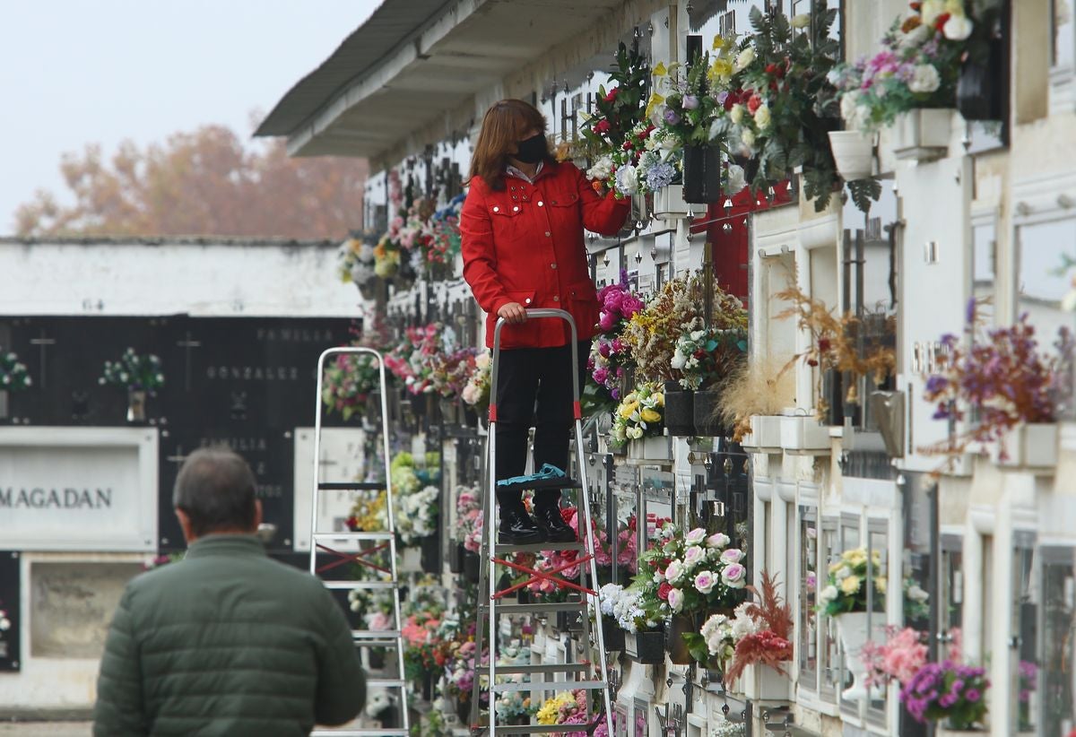 El Cementerio Municipal de Ponferrada ha recibido la visita de todos los vecinos que han querido ir a mostrar sus respetos a sus difuntos.