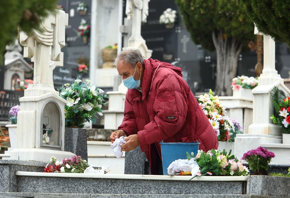 El Cementerio Municipal de Ponferrada ha recibido la visita de todos los vecinos que han querido ir a mostrar sus respetos a sus difuntos.