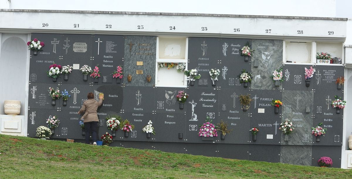 El Cementerio Municipal de Ponferrada ha recibido la visita de todos los vecinos que han querido ir a mostrar sus respetos a sus difuntos.