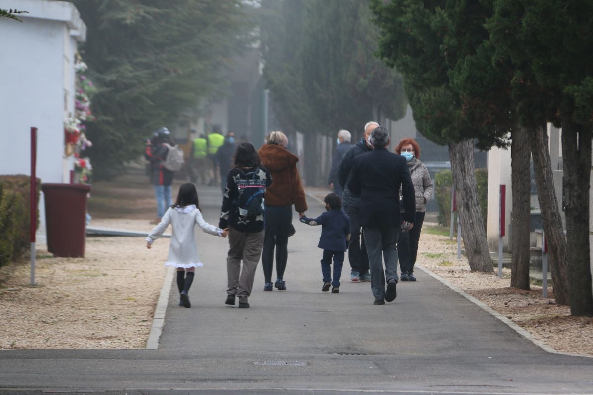 Los leoneses se han acercado hasta el cementerio de Puente Castro en este Día de Todos los Santos