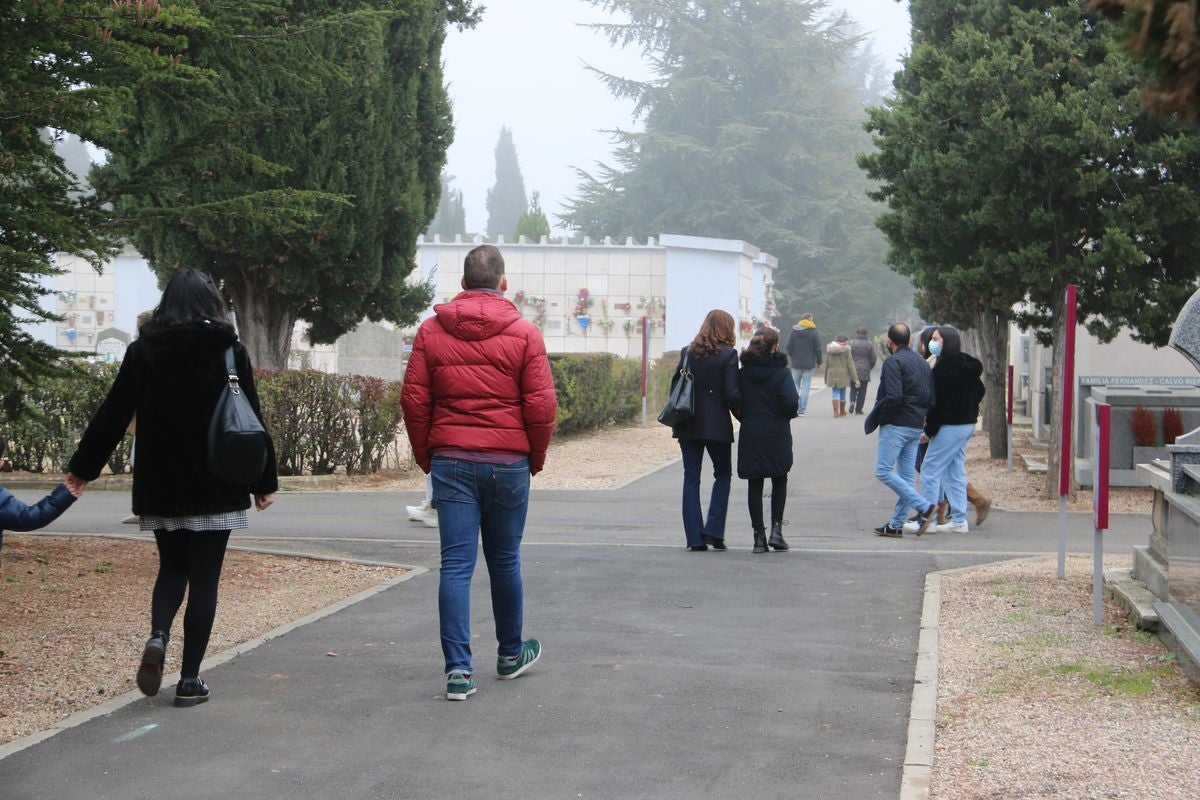 Los leoneses se han acercado hasta el cementerio de Puente Castro en este Día de Todos los Santos