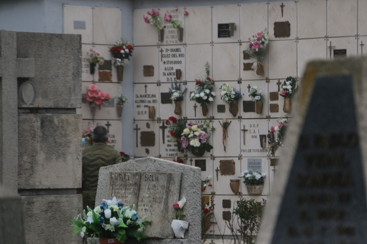 Los leoneses se han acercado hasta el cementerio de Puente Castro en este Día de Todos los Santos