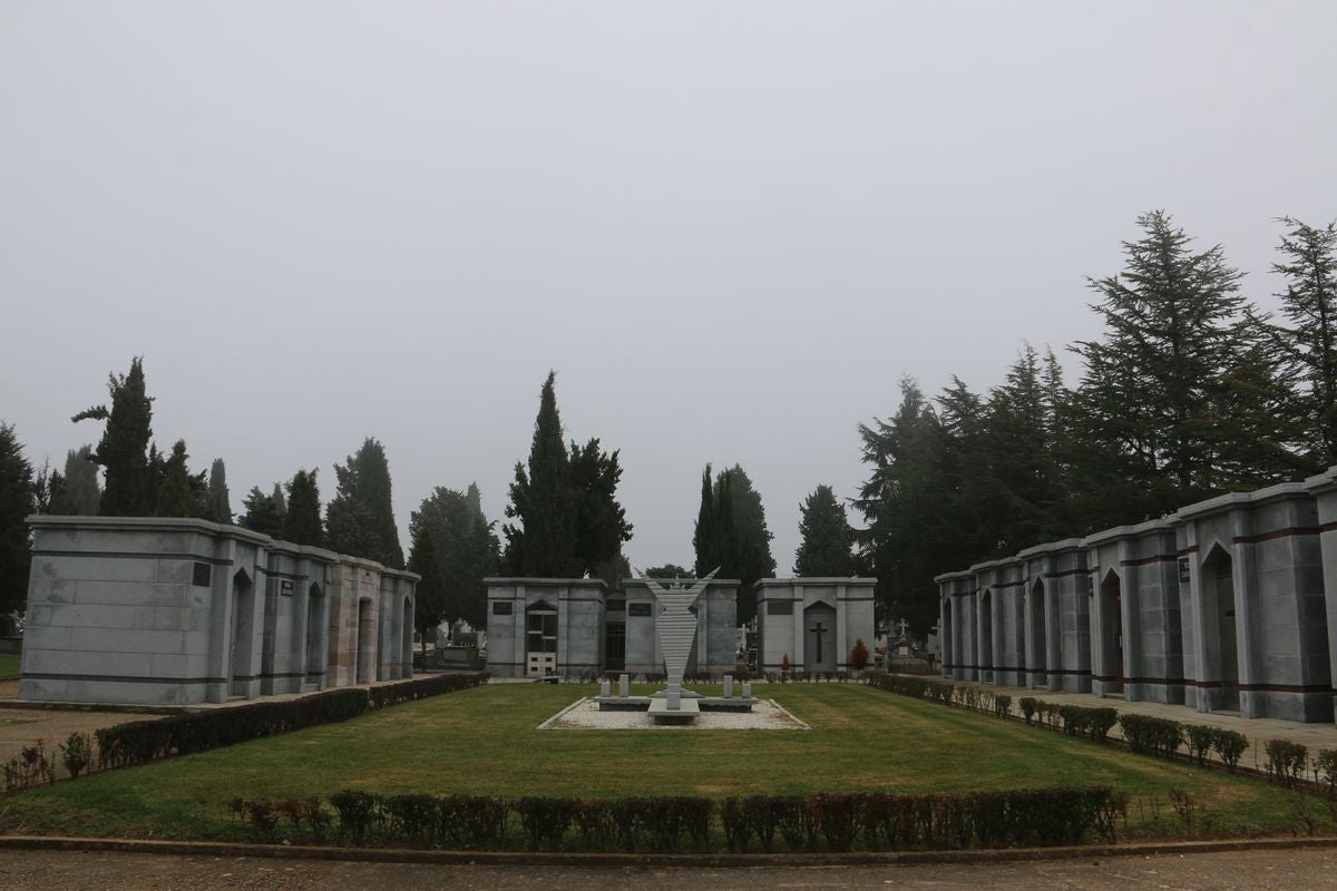 Los leoneses se han acercado hasta el cementerio de Puente Castro en este Día de Todos los Santos