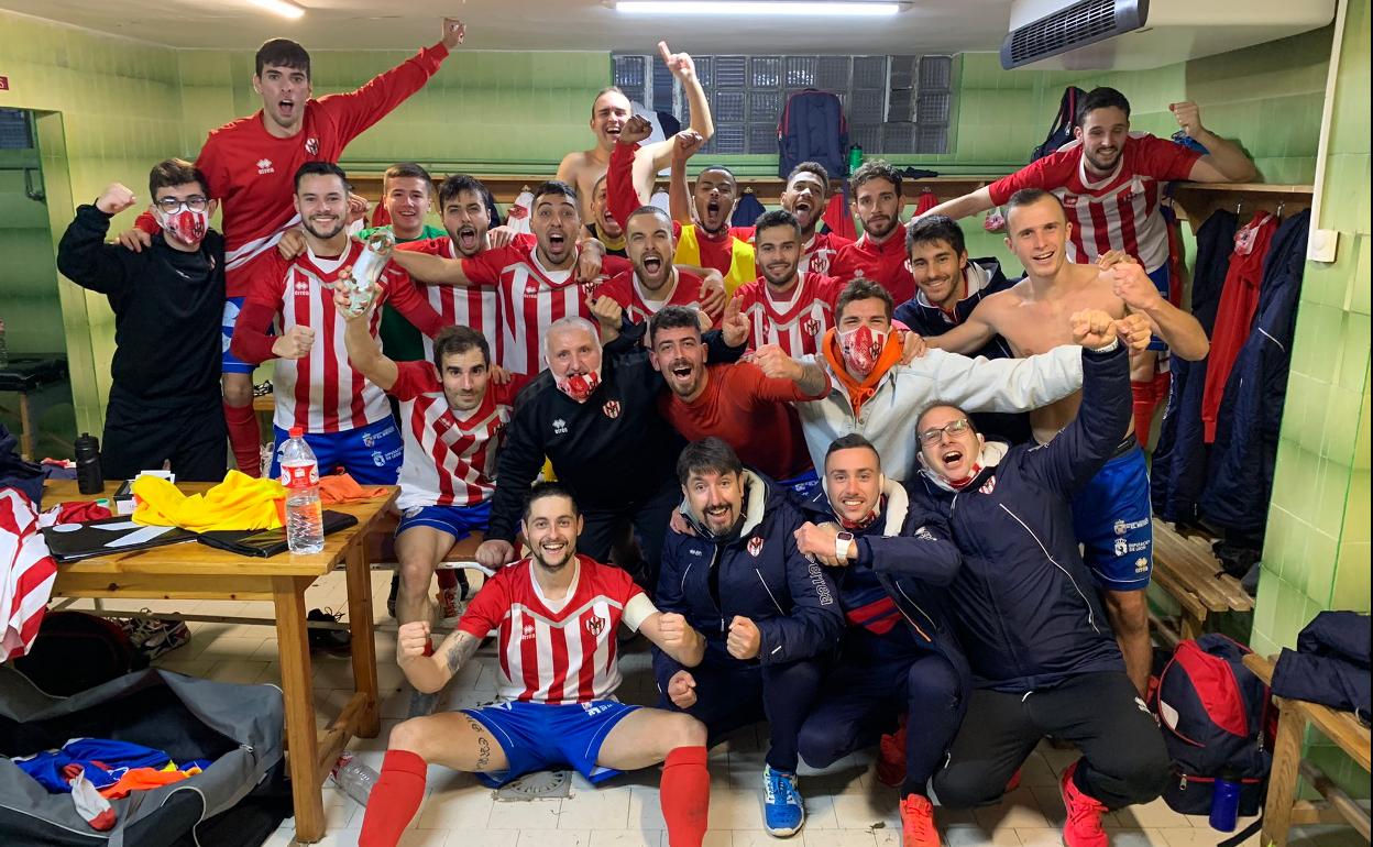 Los jugadores del Atlético Bembibre celebran la victoria.