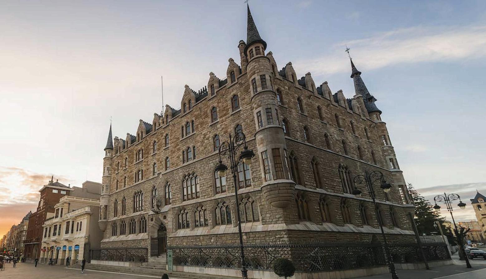 El museo Casa Botines Gaudí, que pertenece a Fundos, se concibe también como un dinamizador de la vida social, económica y cultural de León,