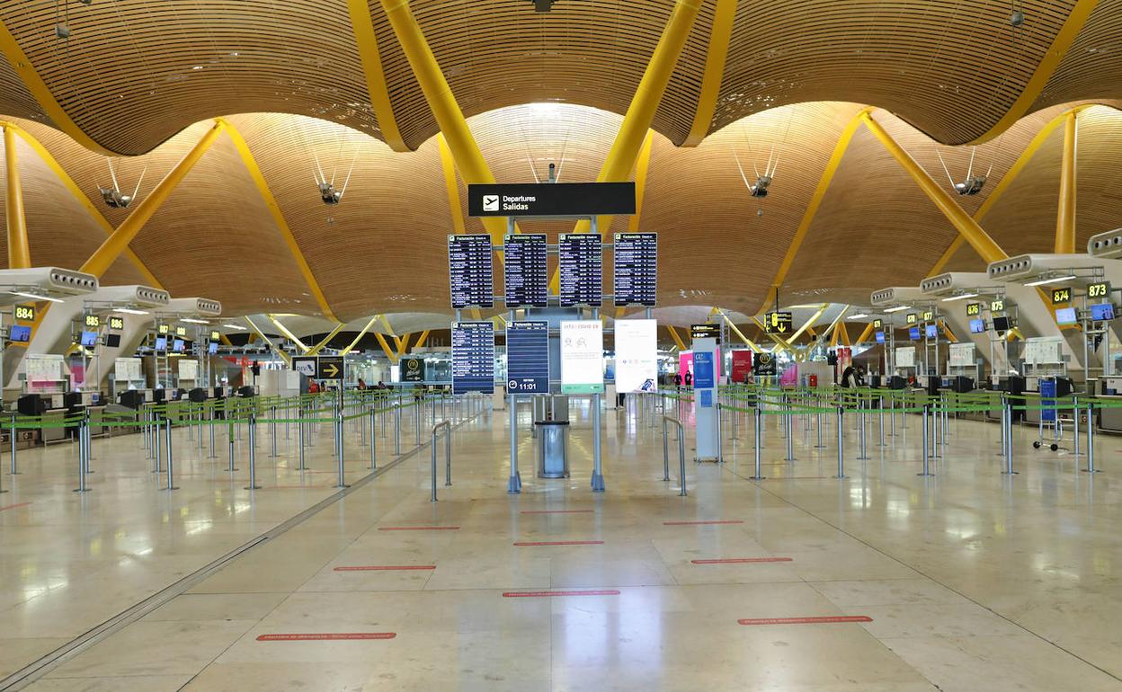 El aeropuerto de Barajas, en Madrid, vacío por la epidemia 