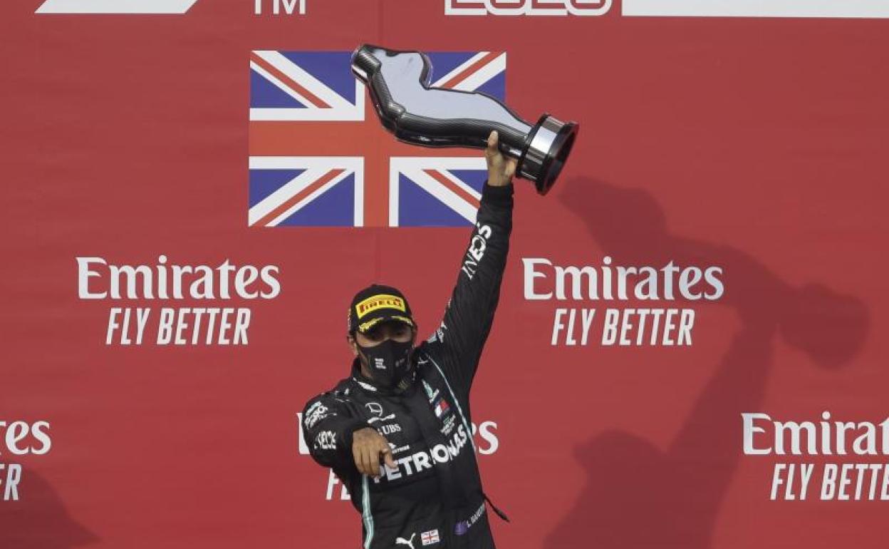 Lewis Hamilton, en lo más alto del podio tras ganar el GP de Emilia Romaña.
