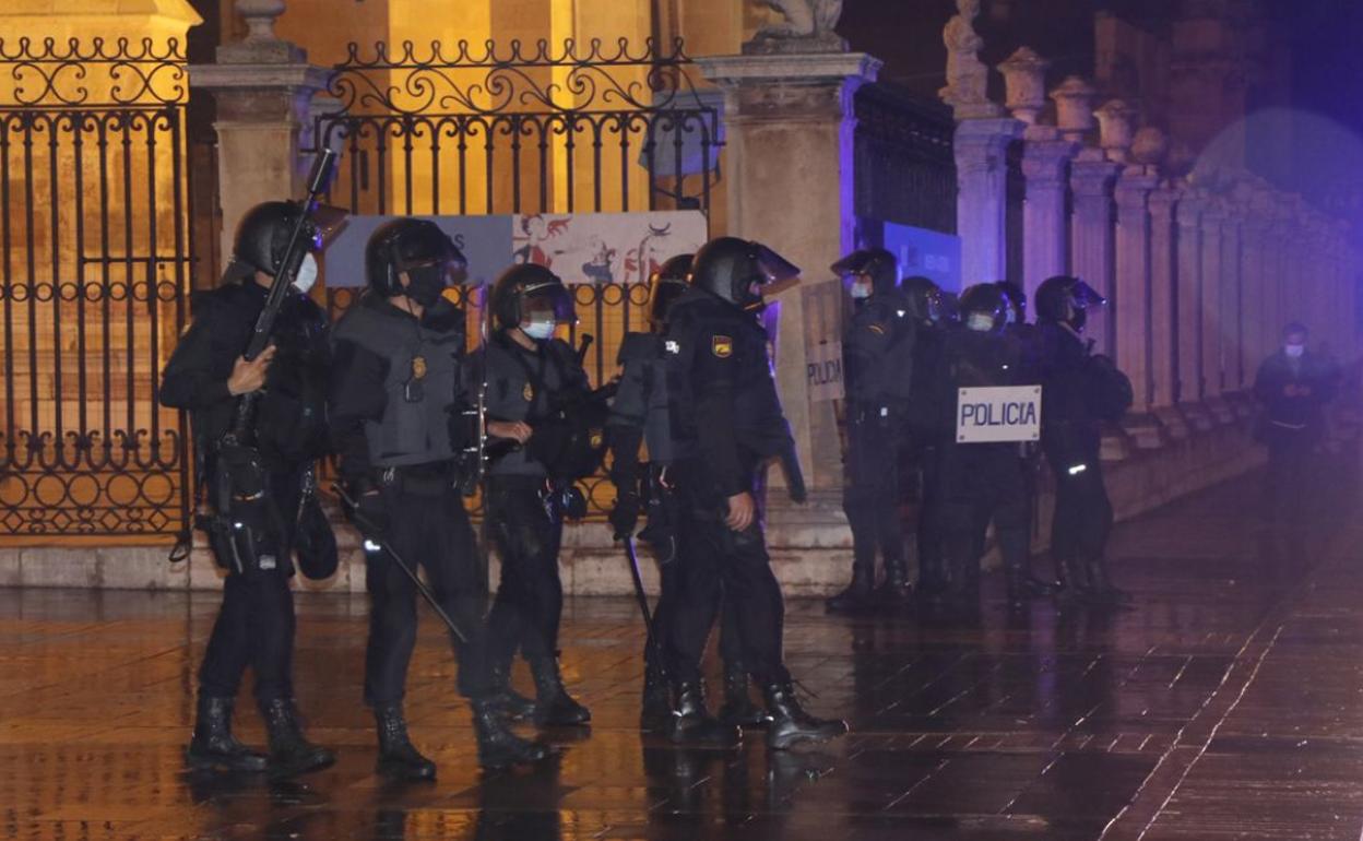 Los antidisturbios en la plaza de Regla este domingo. 