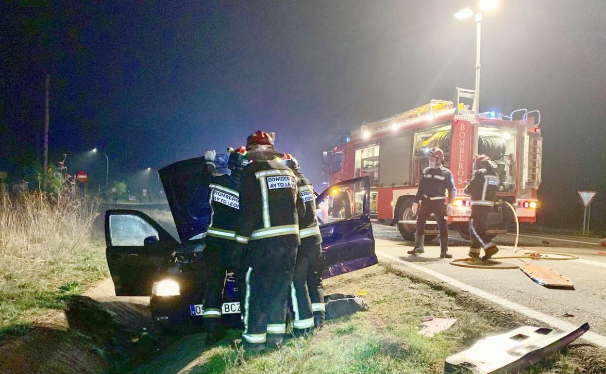 Los Bomberos de León actuaron para sacar a una de las ocupantes. 