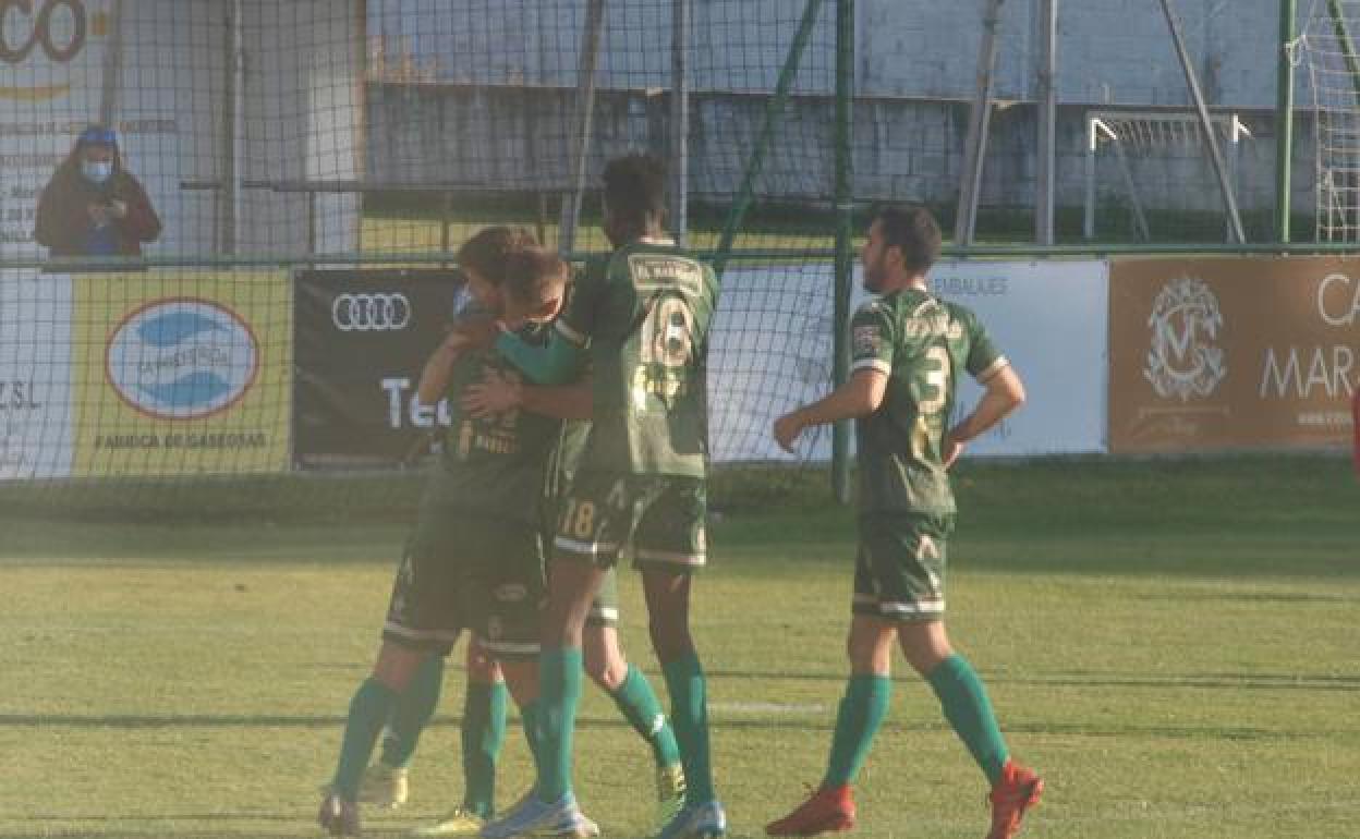 Celebración de uno de los goles ante el At. Tordesillas. 