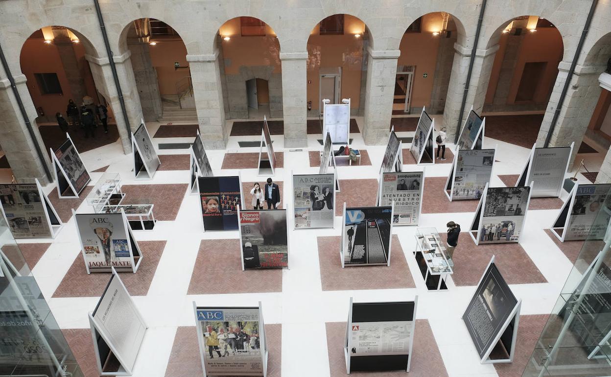 60 paneles con portadas y noticias sobre terrorismo constituyen la muestra que tiene lugar en la Real Casa de Correos, sede del Gobierno regional de Madrid. 