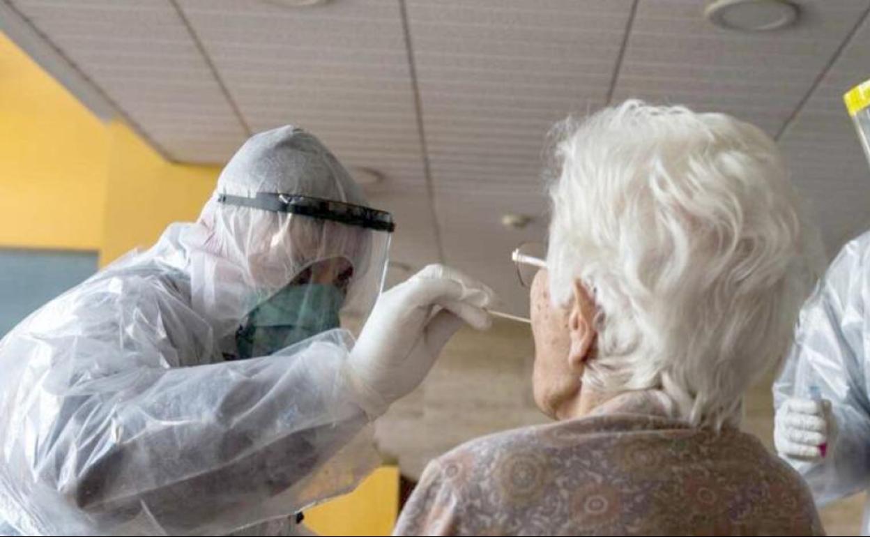 Prueba PCR en una residencia de ancianos. 