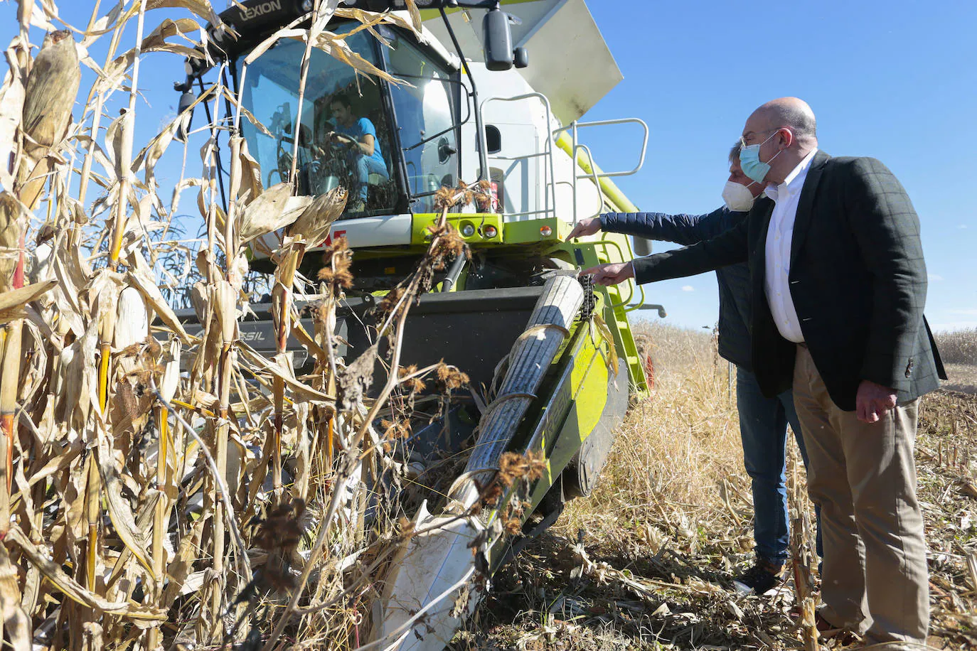 Fotos: El consejero de Agricultura visita a una explotación agrícola en Laguna de Negrillos