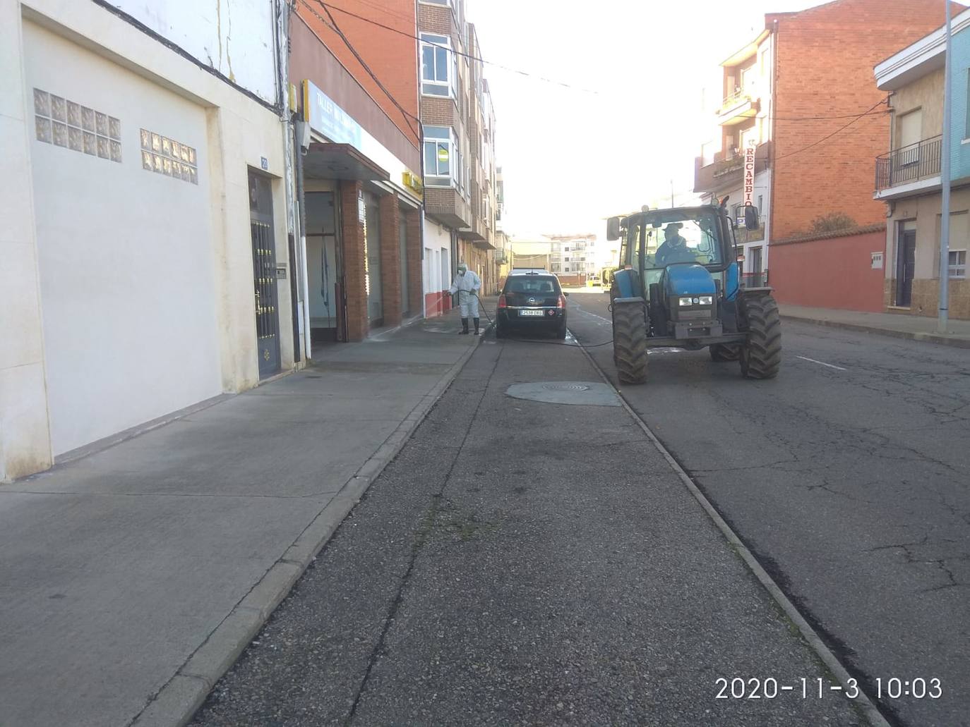 Fotos: Santa María del Páramo desinfecta sus calles