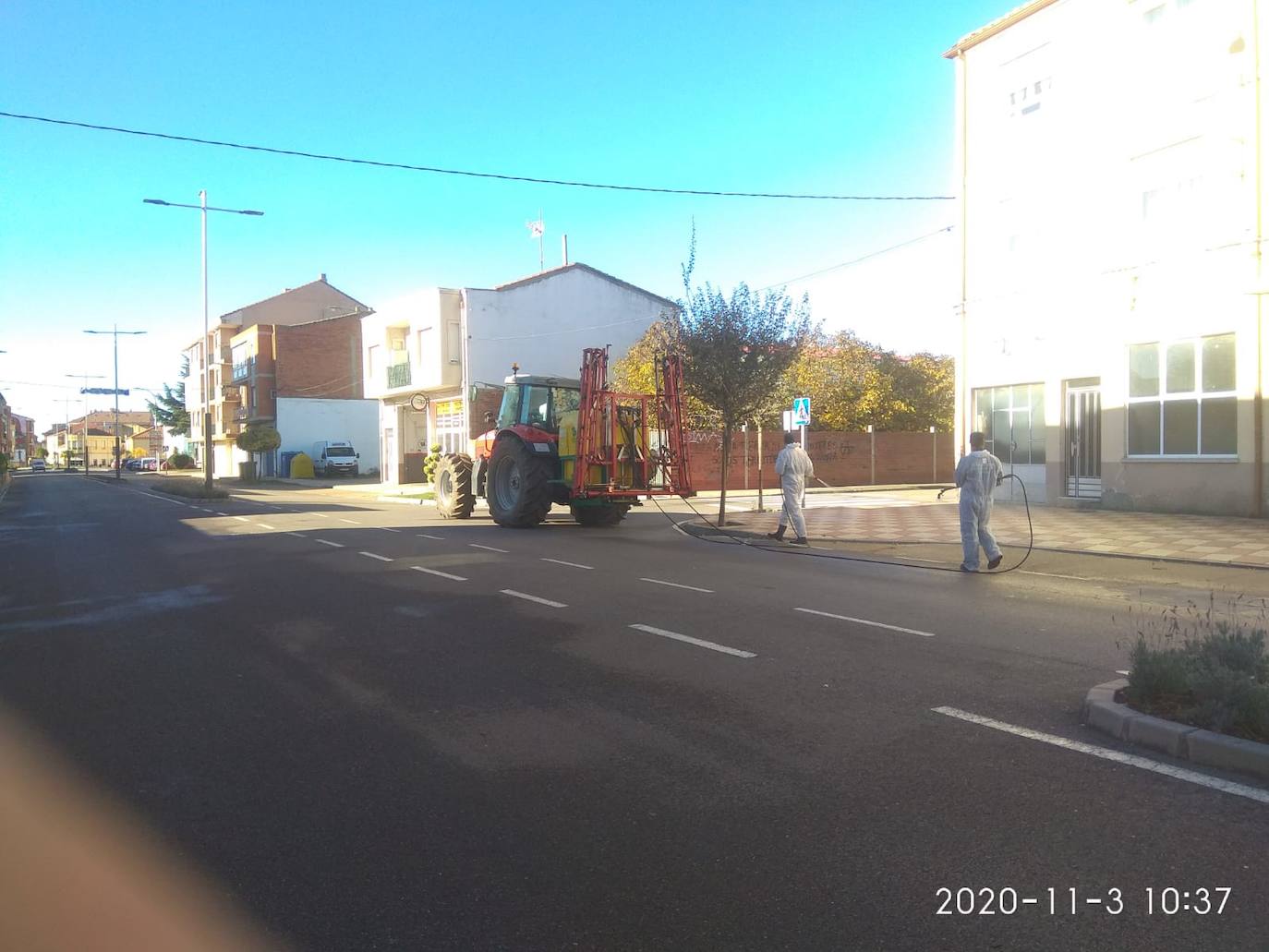 Fotos: Santa María del Páramo desinfecta sus calles