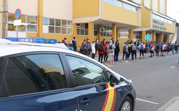 Galería. Los opositores esperan a ser llamados para entrar en las instalaciones del Hispánico.