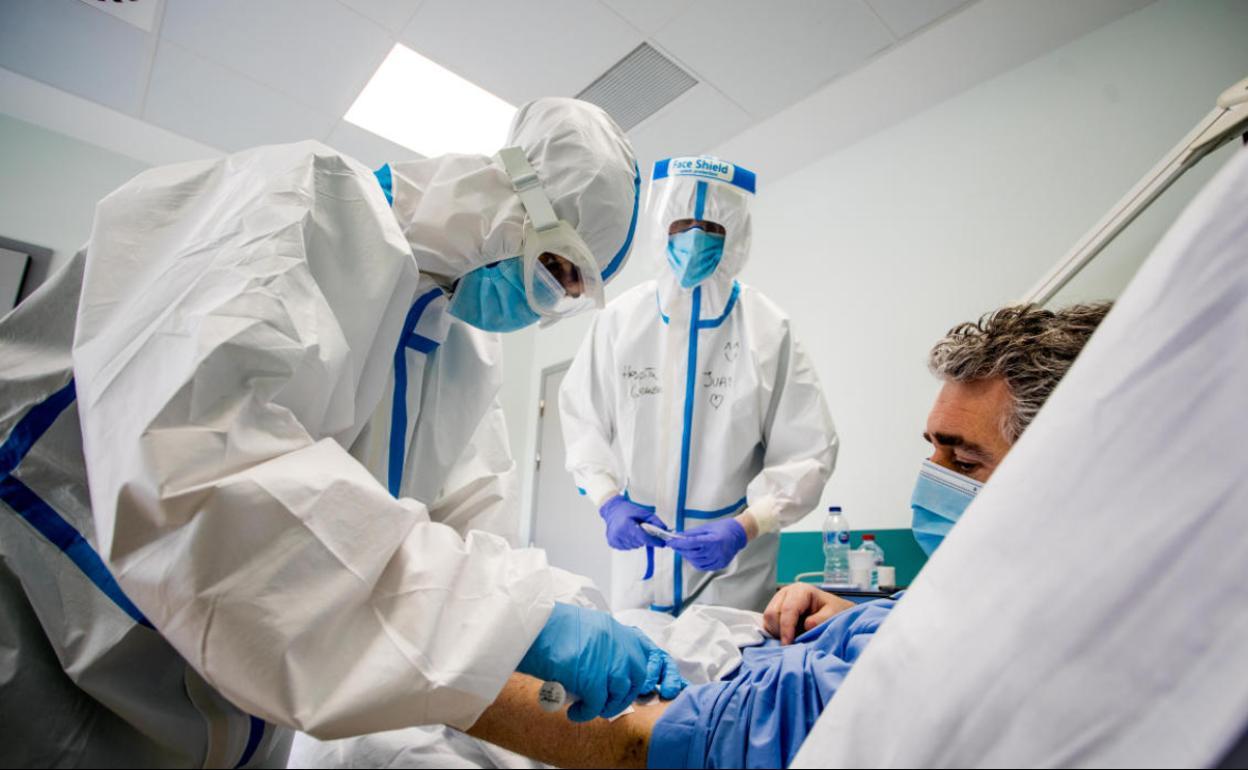 Sanitarios atendiendo a un paciente con covid.