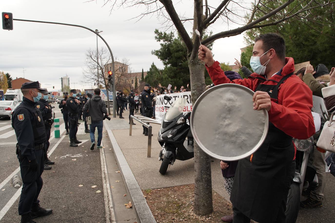 Concentración de los hosteleros frente a las medidas restrictivas por el COVID-19. Los hosteleros leoneses participan en la protesta realizada en Valladolid. 