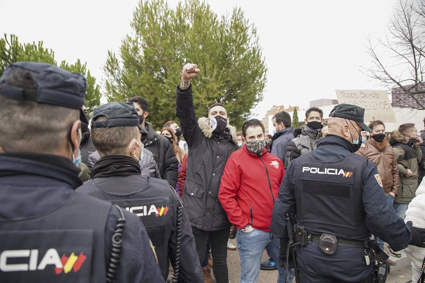 Concentración de los hosteleros frente a las medidas restrictivas por el COVID-19. Los hosteleros leoneses participan en la protesta realizada en Valladolid. 