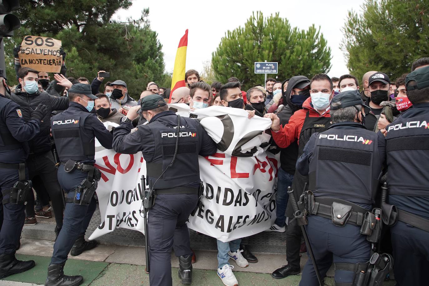 Concentración de los hosteleros frente a las medidas restrictivas por el COVID-19. Los hosteleros leoneses participan en la protesta realizada en Valladolid. 