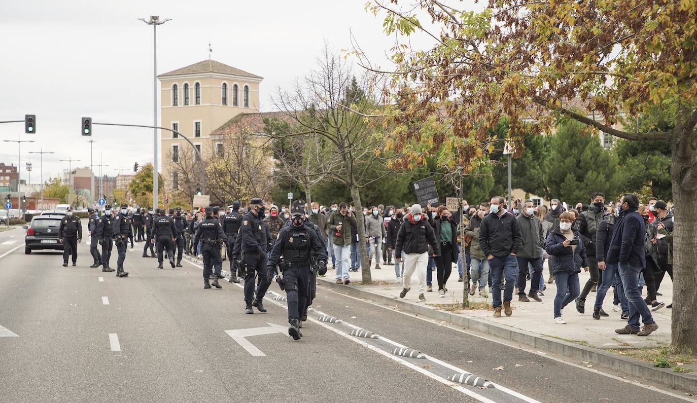 Concentración de los hosteleros frente a las medidas restrictivas por el COVID-19. Los hosteleros leoneses participan en la protesta realizada en Valladolid. 