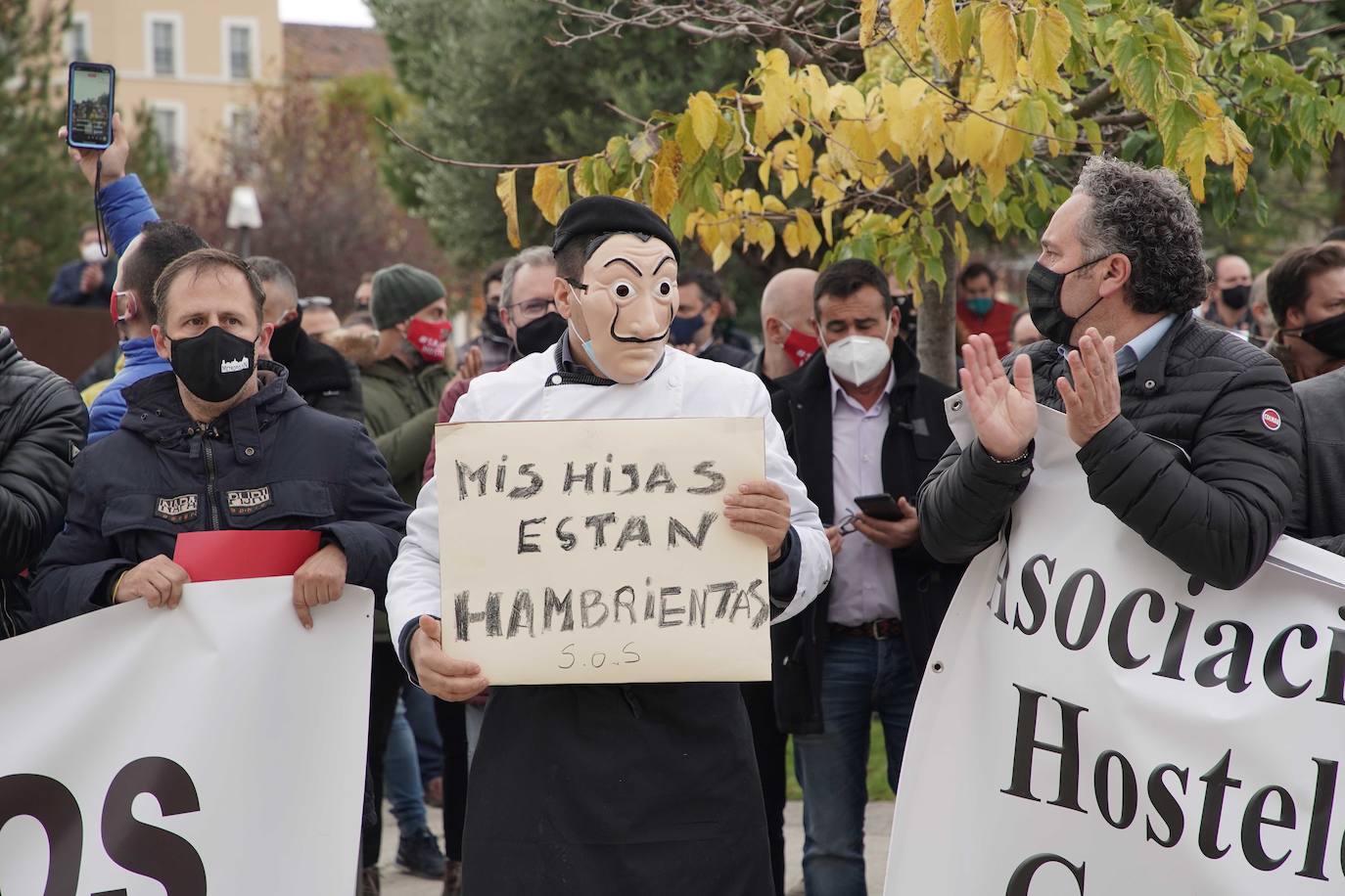 Concentración de los hosteleros frente a las medidas restrictivas por el COVID-19. Los hosteleros leoneses participan en la protesta realizada en Valladolid. 