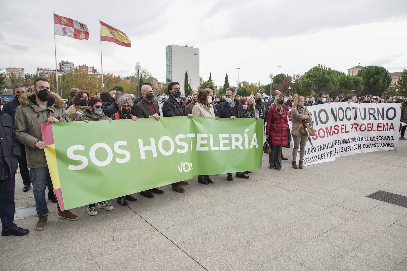 Concentración de los hosteleros frente a las medidas restrictivas por el COVID-19. Los hosteleros leoneses participan en la protesta realizada en Valladolid. 