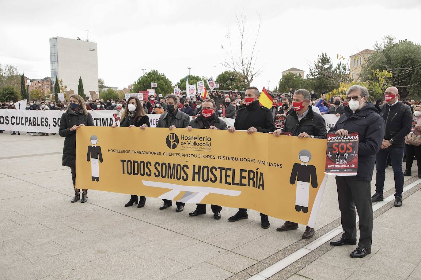 Concentración de los hosteleros frente a las medidas restrictivas por el COVID-19. Los hosteleros leoneses participan en la protesta realizada en Valladolid. 