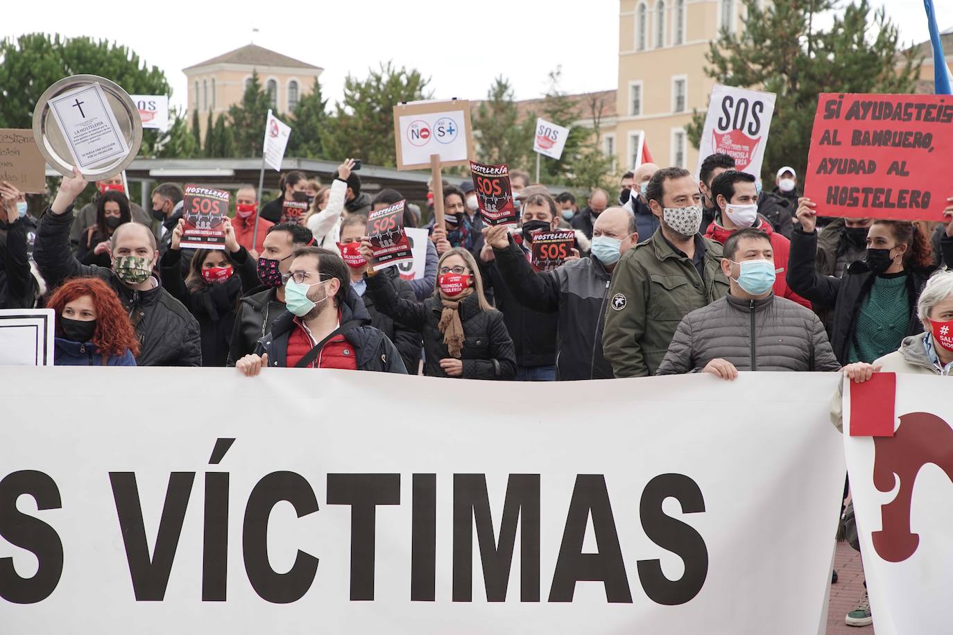 Concentración de los hosteleros frente a las medidas restrictivas por el COVID-19. Los hosteleros leoneses participan en la protesta realizada en Valladolid. 