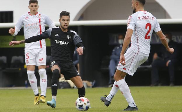 Eric Móntes, al fondo, se vio obligado a jugar como lateral ante el Lealtad. 