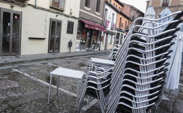 Sillas de terraza apiladas en la plaza de San Marcelo. 